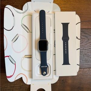 Starlight Apple Watch series 9 41mm with midnight blue band